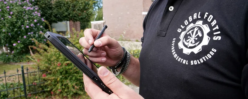 Handen die aantekeningen maken op een tablet